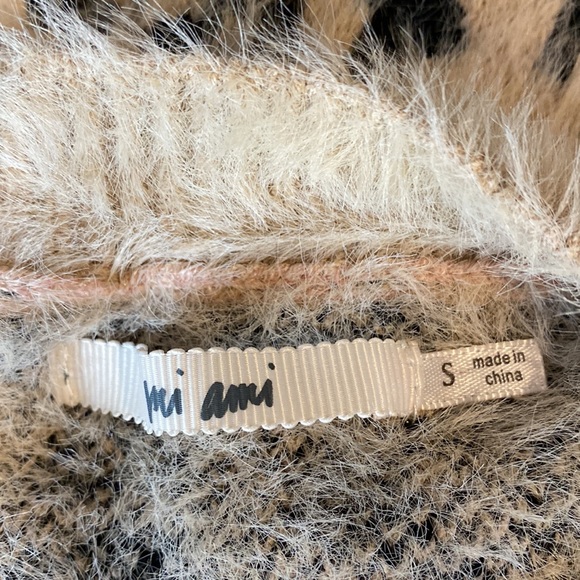 💜HOST PICK💜!!! Mi Ami Fuzzy Sweater size small - Picture 5 of 5